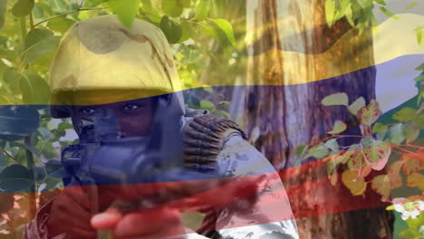composición digital de ondear la bandera de colombia contra el entrenamiento de soldados con un arma en el campamento de entrenamiento