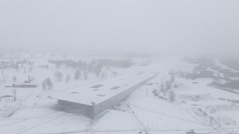 Tiro-De-Drone-Del-Museo-Nacional-De-Estonia-Durante-La-Nevada-Erm