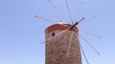 Traditionelle-Alte-Windmühle-Im-Mandraki-Hafen-Auf-Rhodos-Vor-Strahlend-Blauem-Himmel