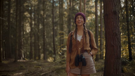 Frau-Schaut-Sich-Um,-Während-Sie-Den-Wald-Erkundet