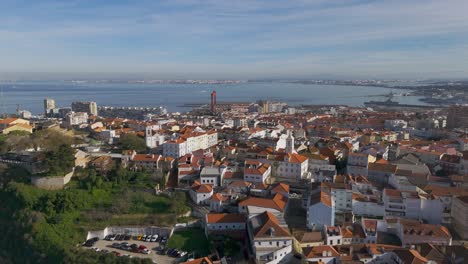 Historische-Stadt-Almada-In-Portugal-Mit-Mittelalterlichen-Häusern-Und-Wohnungen-Auf-Einem-Hügel-Gelegen