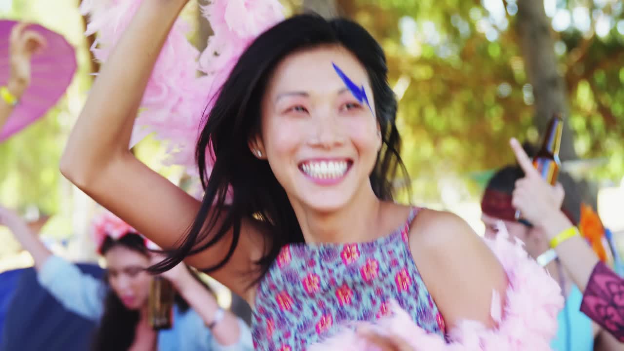 페스티벌 4k에서 재미있는 소녀