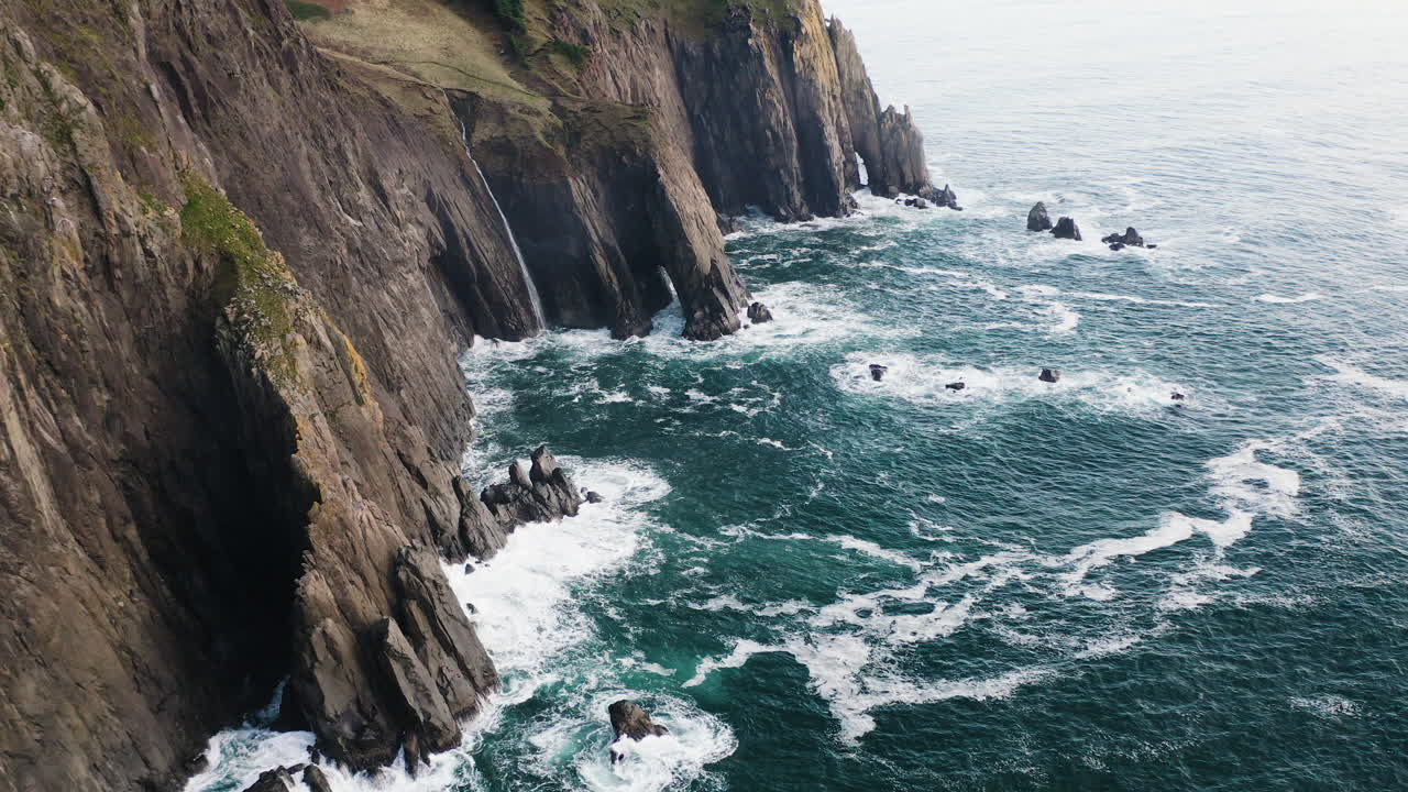 las olas del océano pacífico chocando contra los acantilados de la costa de oregón, antena estática