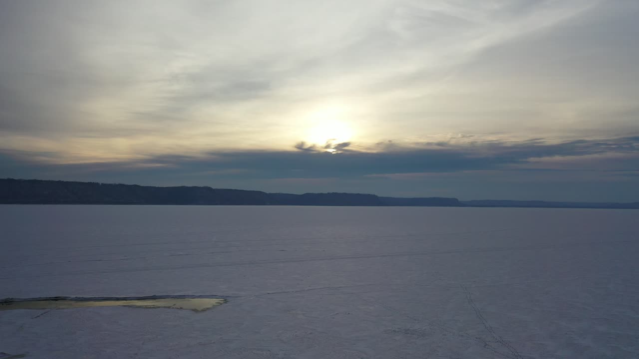 puesta de sol de invierno sobre el lago congelado