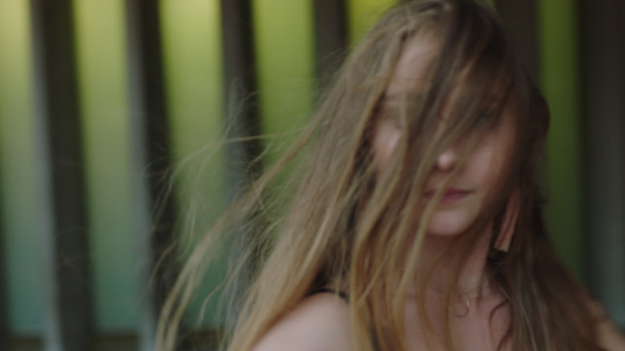 춤추는 여자 매력적인 젊은 백인 거리 댄서 현대적인 움직임을 수행 현대 춤 표현을 즐기고 가까이 연습