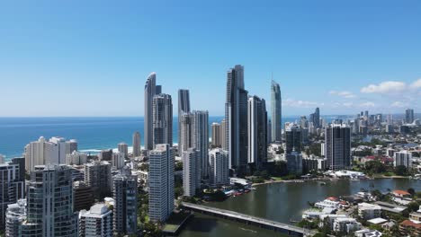 Vista-Aérea-Del-Puente-Sobre-El-Río-Nerang-Que-Conecta-Los-Suburbios-De-La-Costa-Dorada,-La-Isla-Chevron-Y-El-Paraíso-De-Los-Surfistas