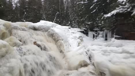 Wasserfälle-Im-Winter-Drohnenvideo