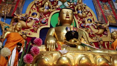 estatua de buda en el monasterio budista vista interior por la mañana desde diferentes ángulos el video se toma en manali himachal pradesh india el 22 de marzo de 2023