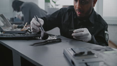 investigación forense en una escena del crimen