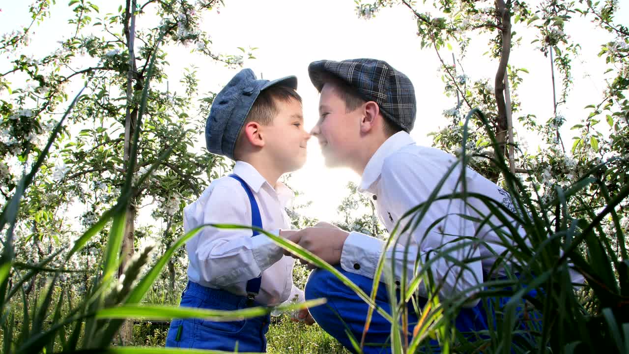 두 형제가 서로를 돌보는 것