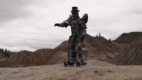 figura de robot mecánico en un paisaje de cantera