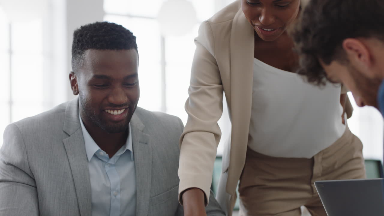reunión del equipo de negocios corporativo gerente mujer lluvia de ideas con colegas discutiendo la estrategia del proyecto compartiendo ideas en la oficina