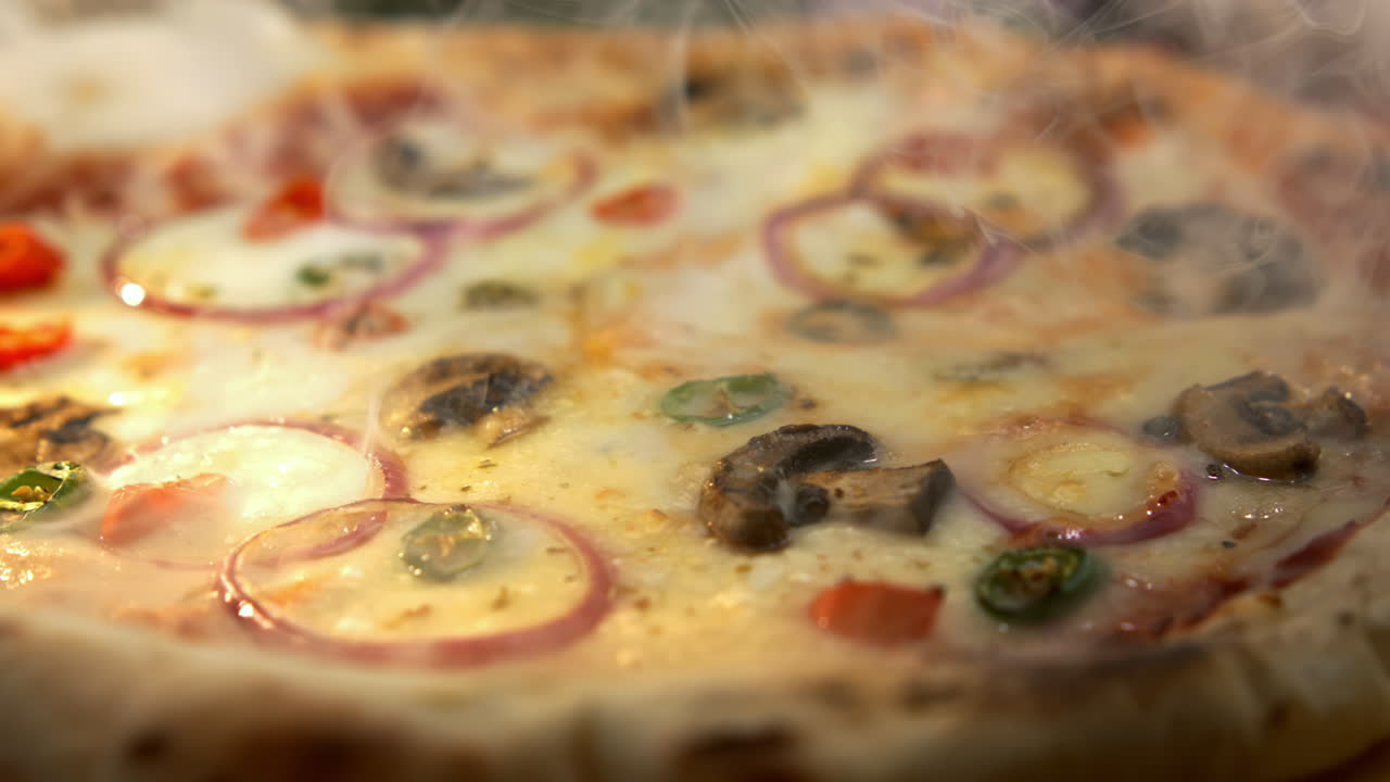 Pizza deliziosa con funghi e cipolle