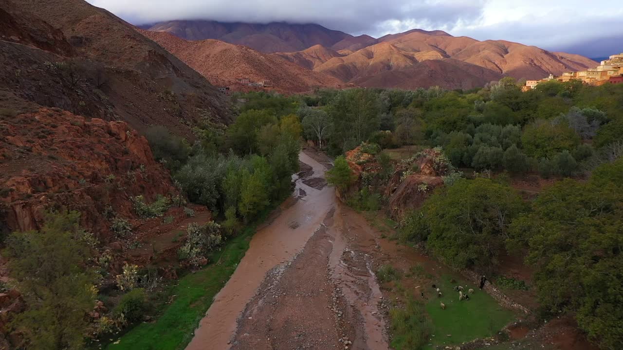 testigo de la yuxtaposición del progreso humano y los impactos ambientales en este poderoso material de archivo, instándonos a encontrar un equilibrio armonioso para el agua y la naturaleza