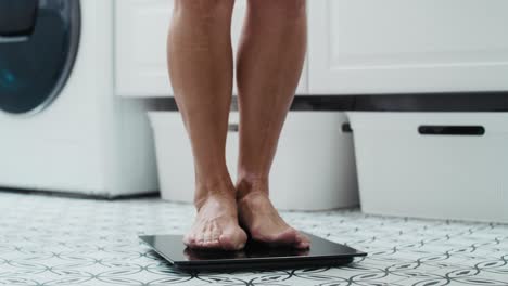 mujer caucásica mayor pisando la escala del baño