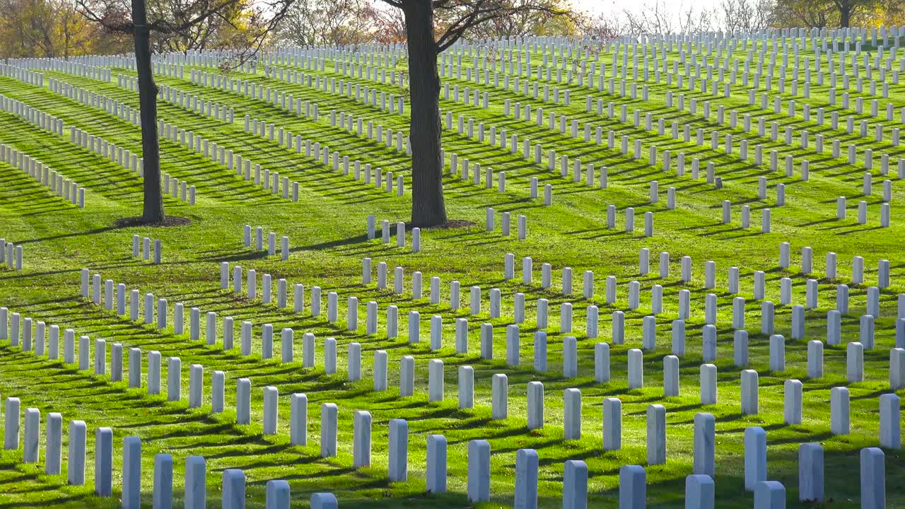 Panoramica introduttiva di un vasto cimitero di guerra vicino a Milwaukee, Wisconsin, con tombe che si estendono sulle colline.