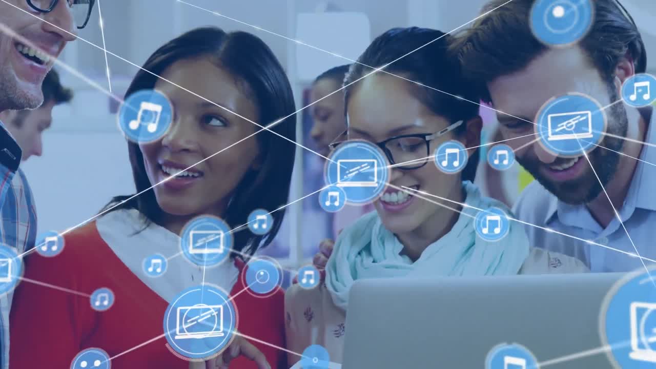 animación de una red de iconos digitales contra diversos colegas sonriendo mirando la computadora portátil en la oficina