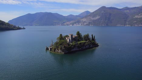 dolly aéreo que revela el castillo en la isla de loreto, el lago iseo