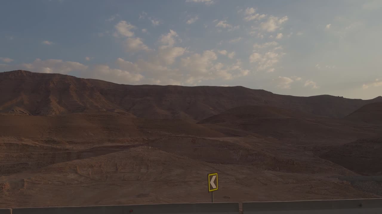 una vista de un desierto desde un coche en la carretera, tiroteo de camiones