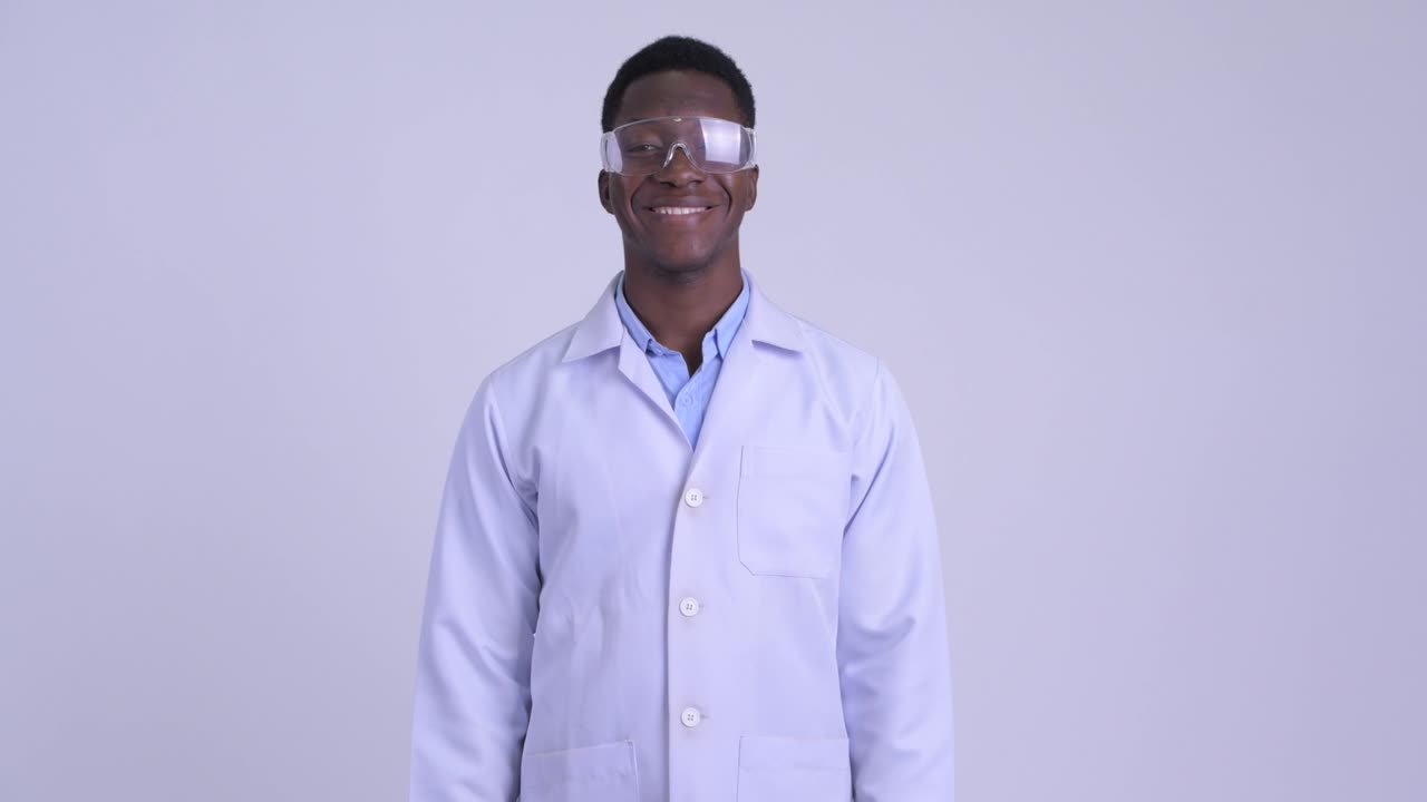 joven y guapo hombre africano médico