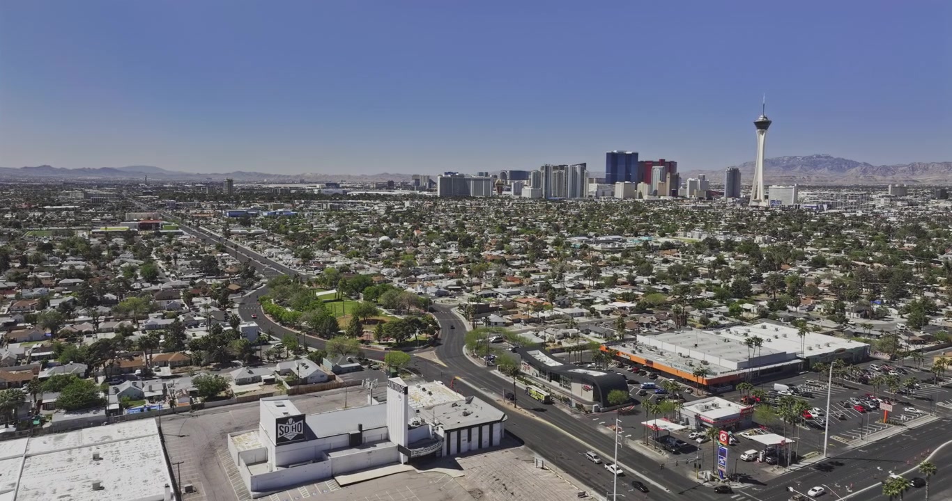 Las Vegas Nevada Luftfoto v183 lav overflyvning over Huntridge-området mot The Strat, Strip-hoteller og ørkenfjell – Filmet med Mavic 3 Pro Cine – 2. mai 2024.