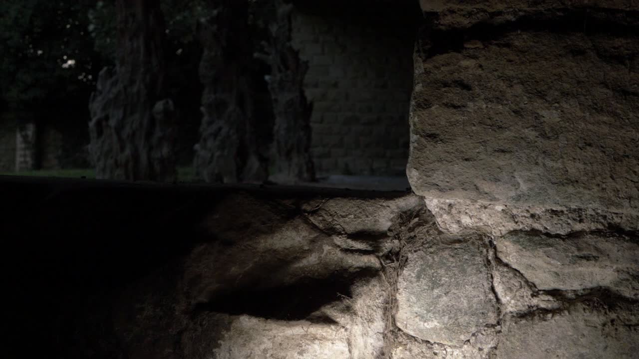 vista de las espeluznantes ruinas de un antiguo edificio por la noche.