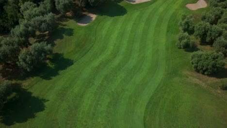 Luftflug-über-Dem-Fairway-Des-Grünen-Golfplatzes