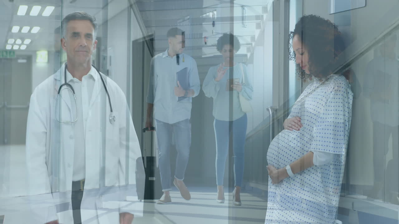 Médico caminhando com estetoscópio no corredor, paciente grávida acariciando a barriga e parceiro verificando o smartphone.