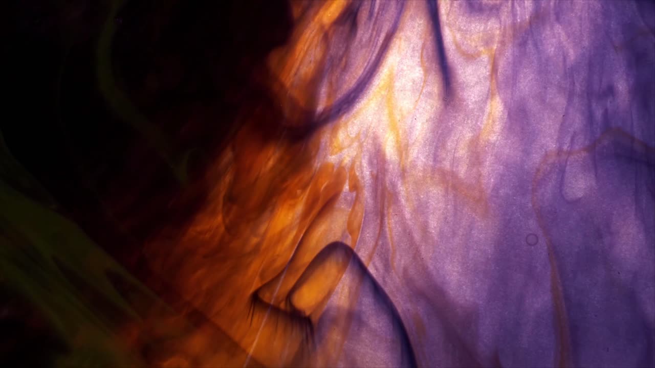 Sfondo astratto dinamico di inchiostro viola e arancione vorticoso