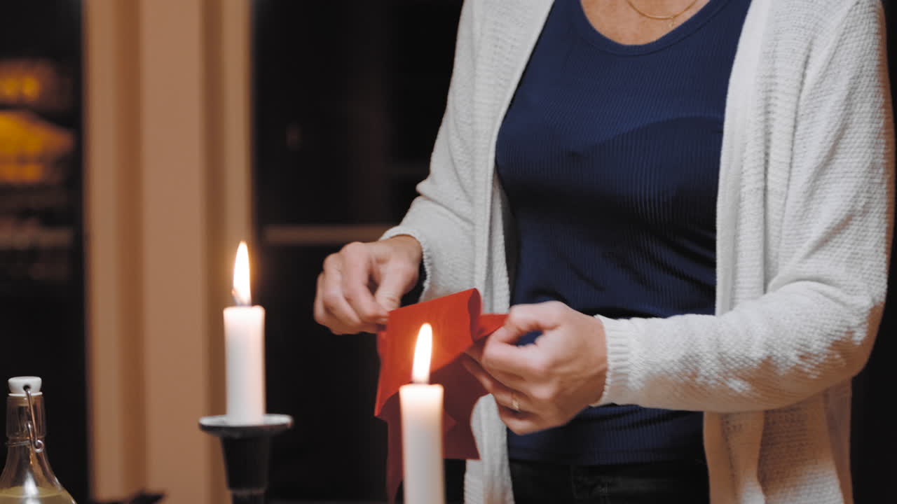 пожилая супружеская пара бабушка и дедушка накрывают на стол, готовят ужин званый ужин с друзьями, собравшимися на рождество, день благодарения произносят тосты складывают салфетку ставят бокалы разливают напитки хорошо проводят время