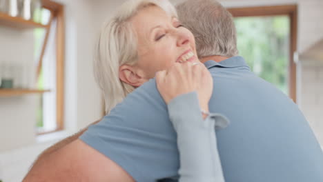 Pareja-Mayor,-Abrazo-Y-Sonrisa-En-Casa-Por-Amor