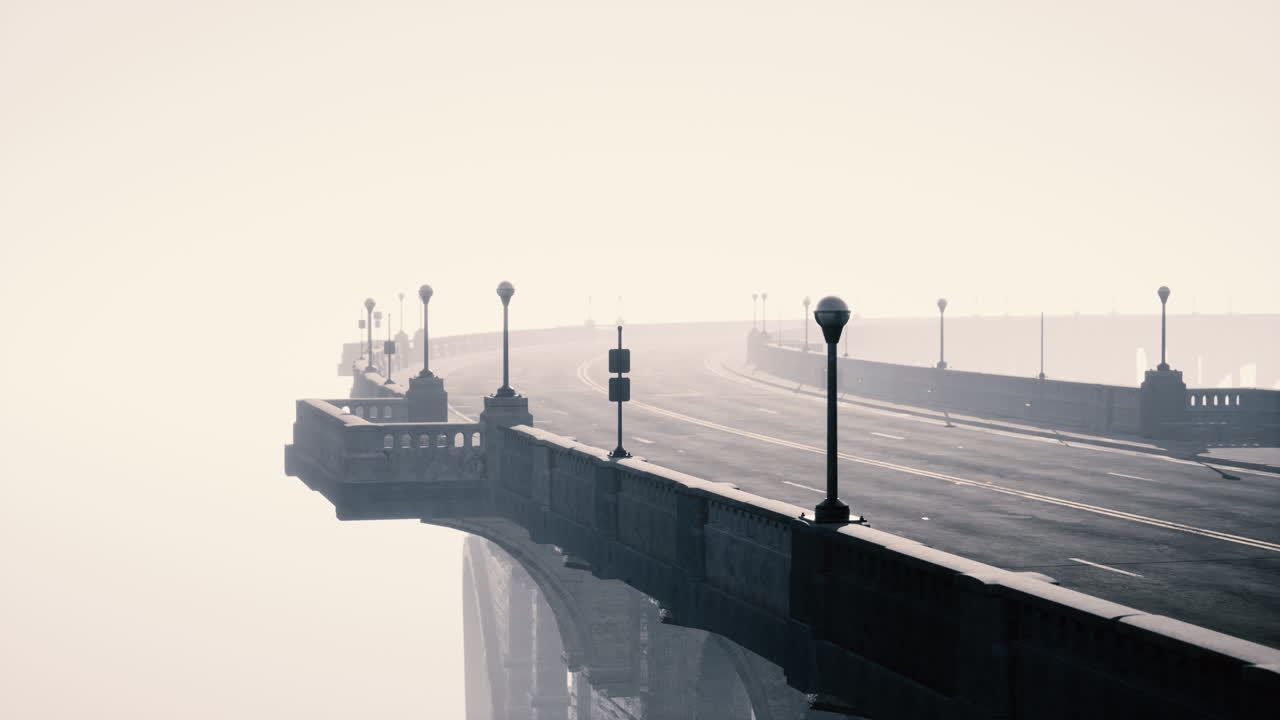 viejo puente de piedra vacío en un día de niebla