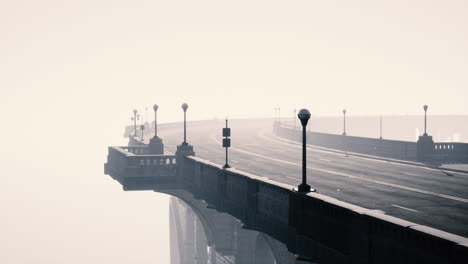 viejo puente de piedra vacío en un día de niebla
