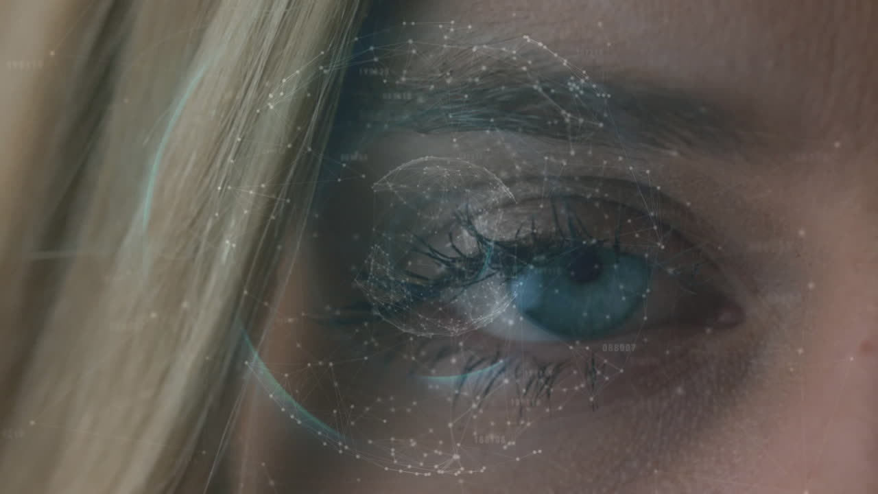 배경에 있는 파란 눈 위에 회전하는 글로벌 네트워크와 데이터