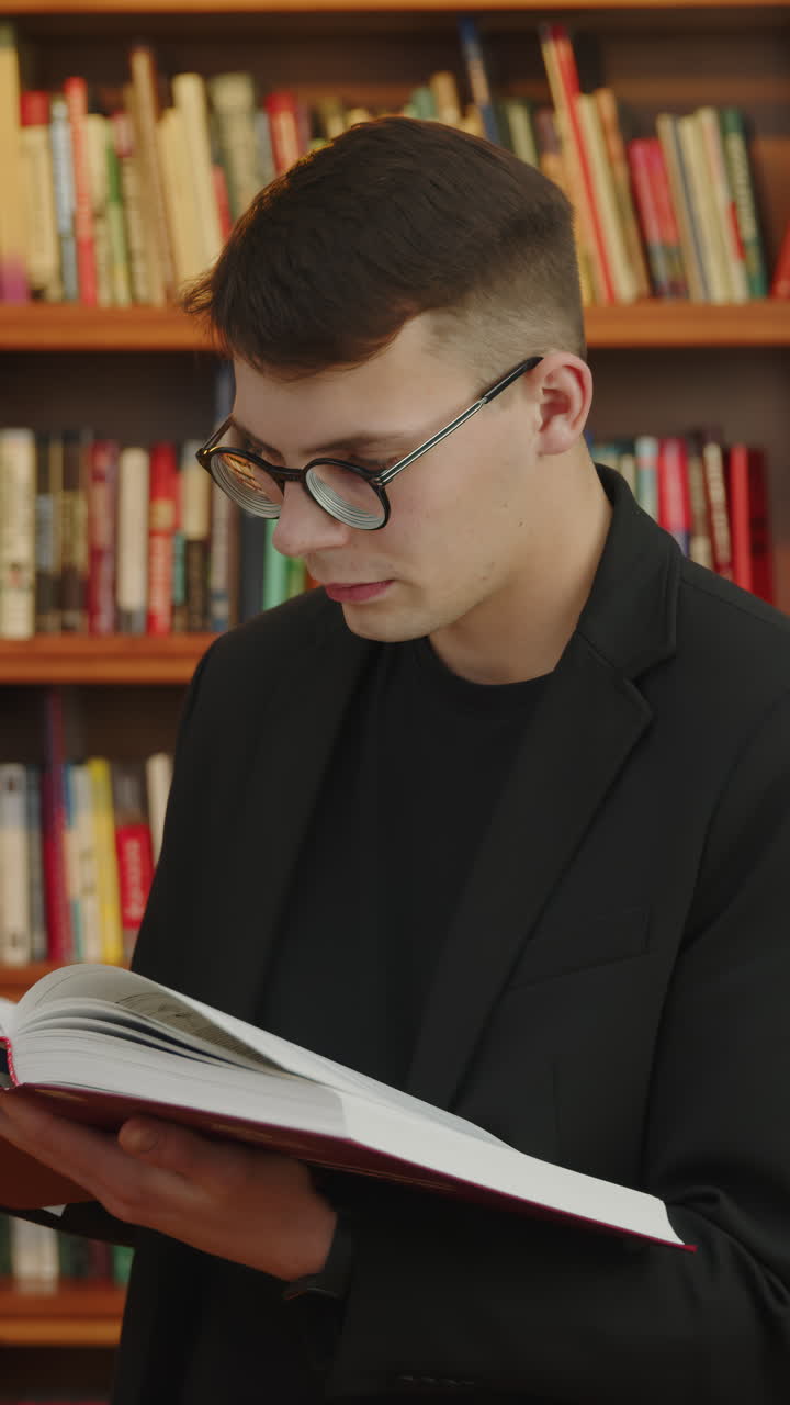 joven leyendo en una biblioteca