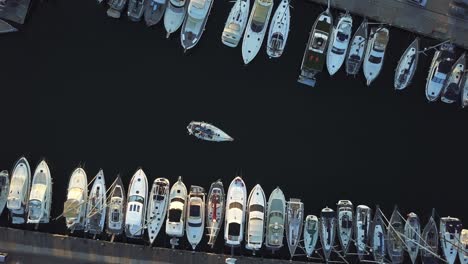 Ein-Boot-Fuhr-Im-Yachthafen-Von-Barcelona