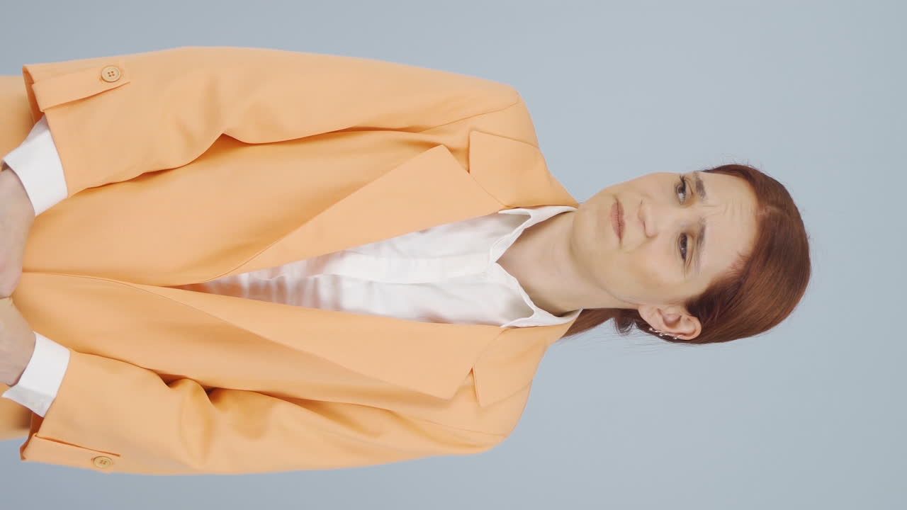 vídeo vertical de mulher de negócios deprimida.