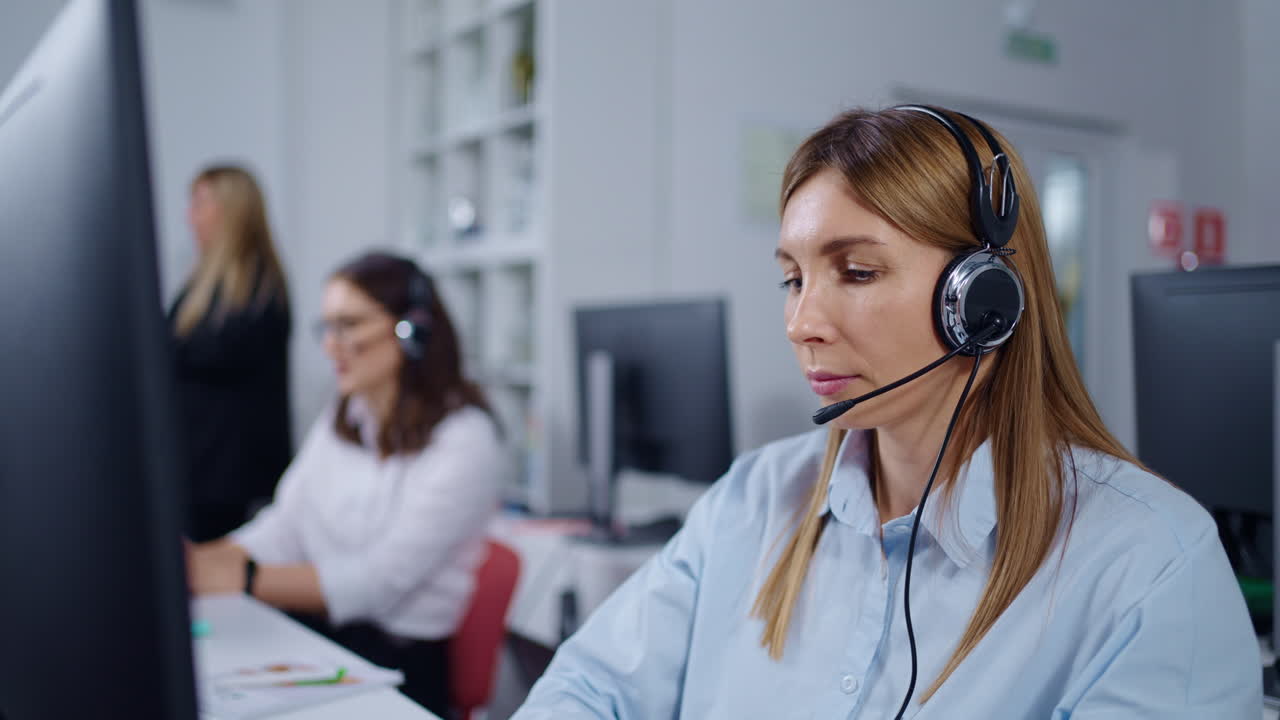 equipo de servicio al cliente trabajando en una oficina moderna