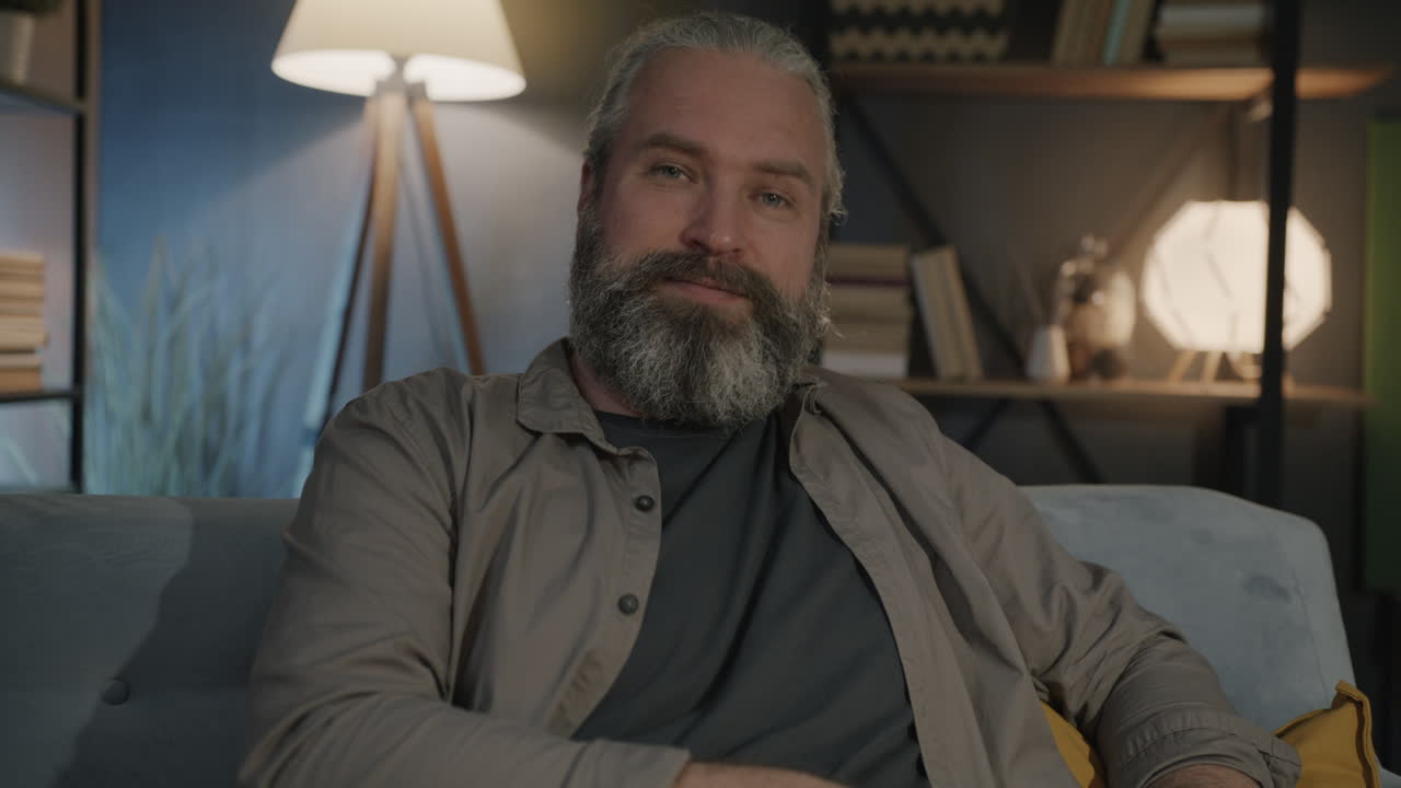 소파에 앉아 있는 미소 짓는 남자