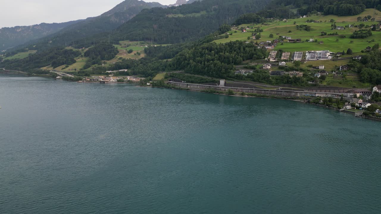 vasta extensión de agua del lago walensee belleza natural capturada por avión no tripulado