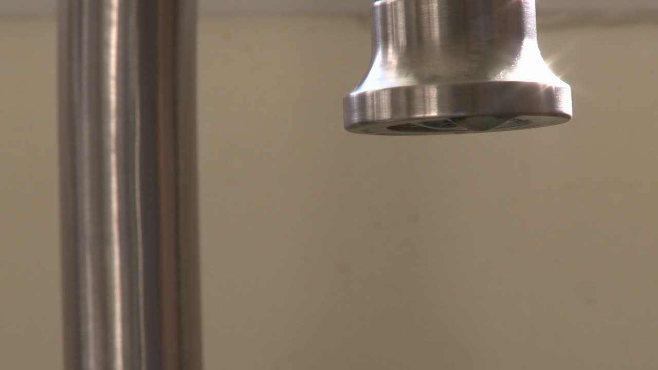 오크 뷰 캘리포니아의 수도꼭지에서 물을 켜고 끄는 것을 닫습니다.