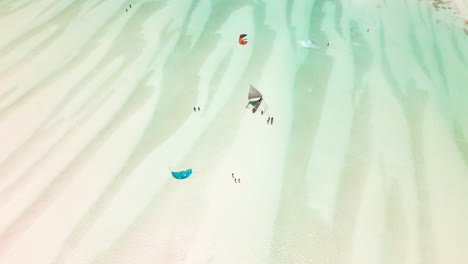 vista aérea de los kitesurfistas en la serena costa de zanzíbar