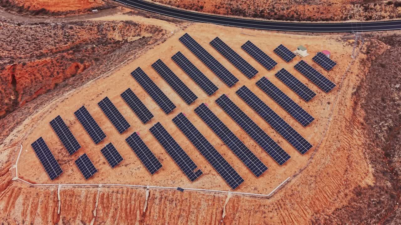 Solpaneler i Spanien genererer vedvarende energi på en solskinsdag