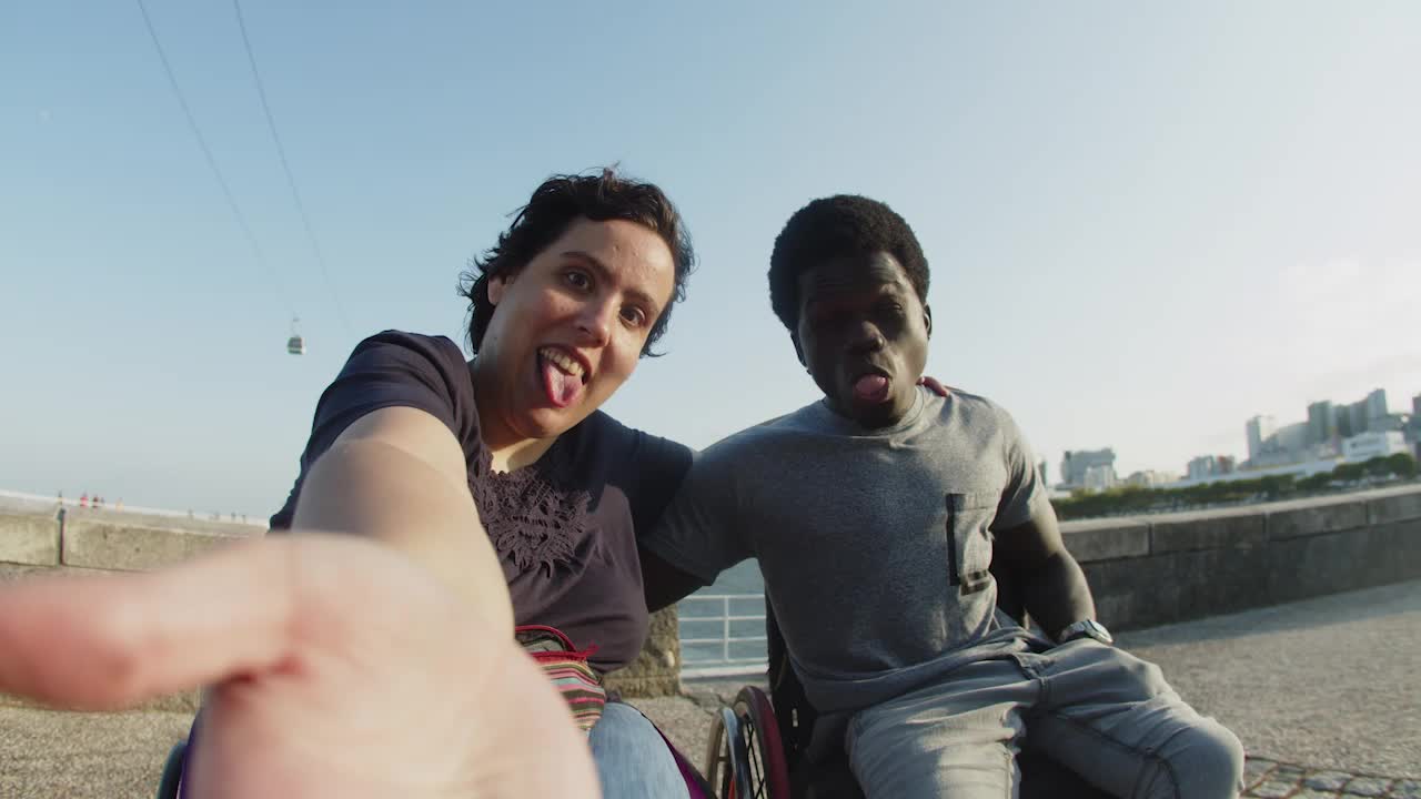 retrato de una pareja feliz tomando un video y haciendo caras