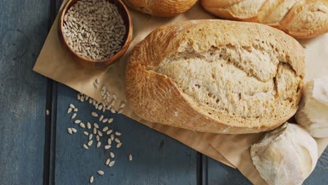 Video-Von-Brötchen-Und-Brot-Auf-Backpapier-Auf-Einer-Holzarbeitsplatte