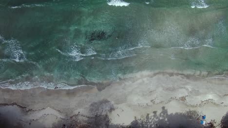 Avión-De-Drones-Ojo-De-Pájaro-Sobre-Las-Olas-Azules-Del-Océano-Sobre-La-Arena-En-La-Playa-De-Cahuita,-Costa-Rica,-4k