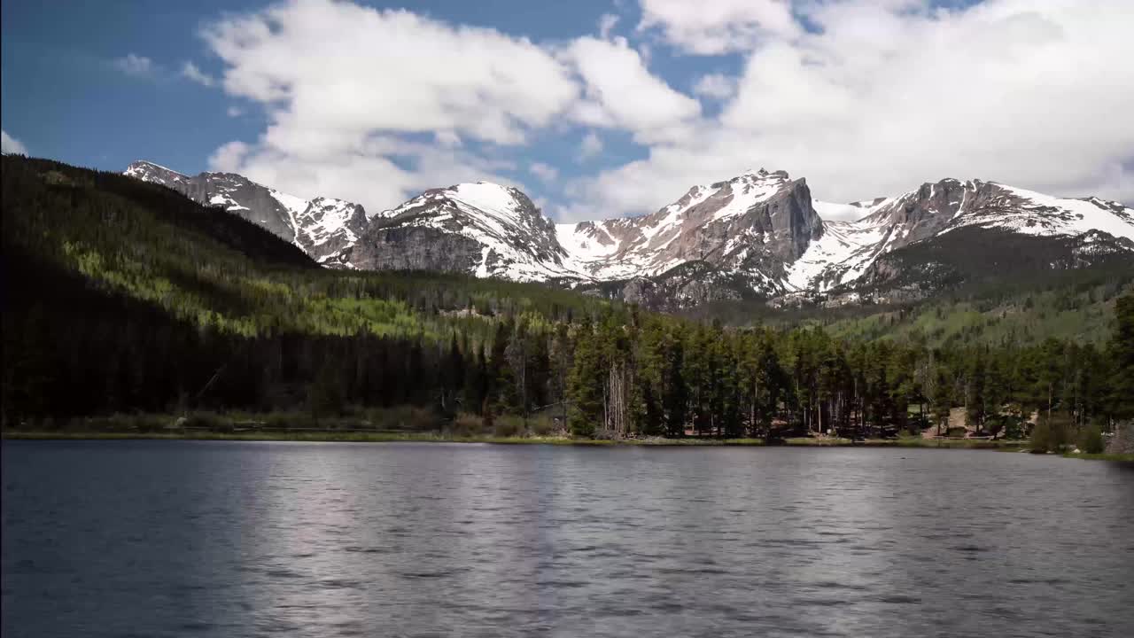 timelapse en el parque nacional de las montañas rocosas con nubes pasando sobre las montañas