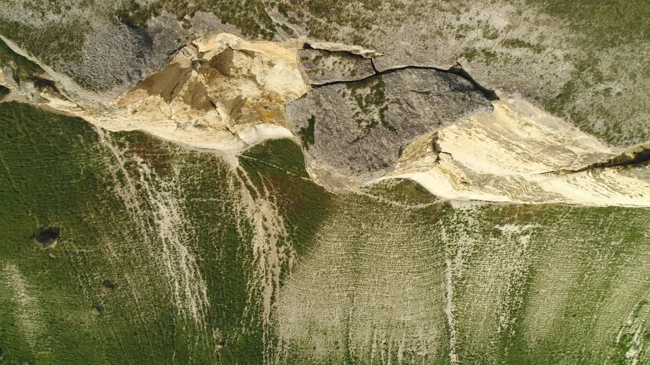 vista aérea de los acantilados rocosos y el valle