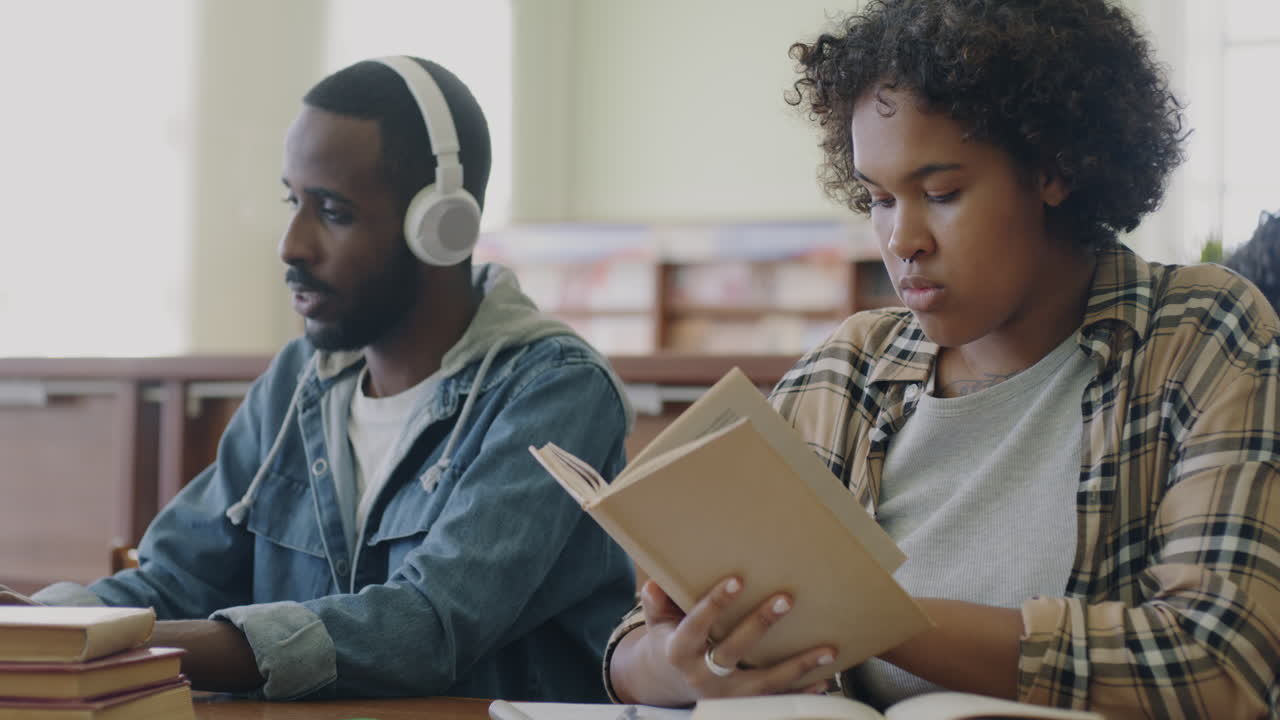 estudiantes que estudian en una biblioteca