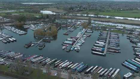 puerto deportivo interior, río trent, sawley, nottingham, reino unido, amarre de barcos, barcos angostos, cruceros de ocio, agua, elevación lenta aérea inclinada hacia abajo, día aburrido, transporte de viajes